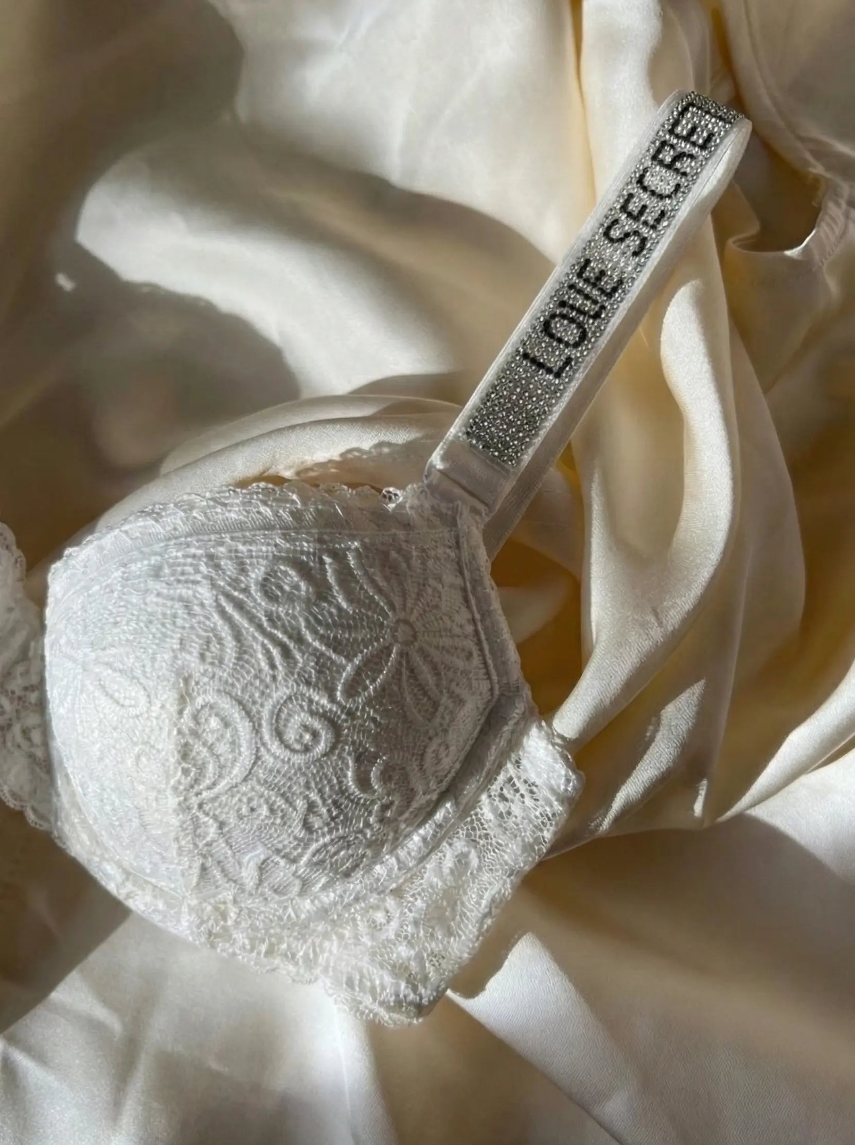 Love Secret Beyaz Dantel Takım Sheen Studios®